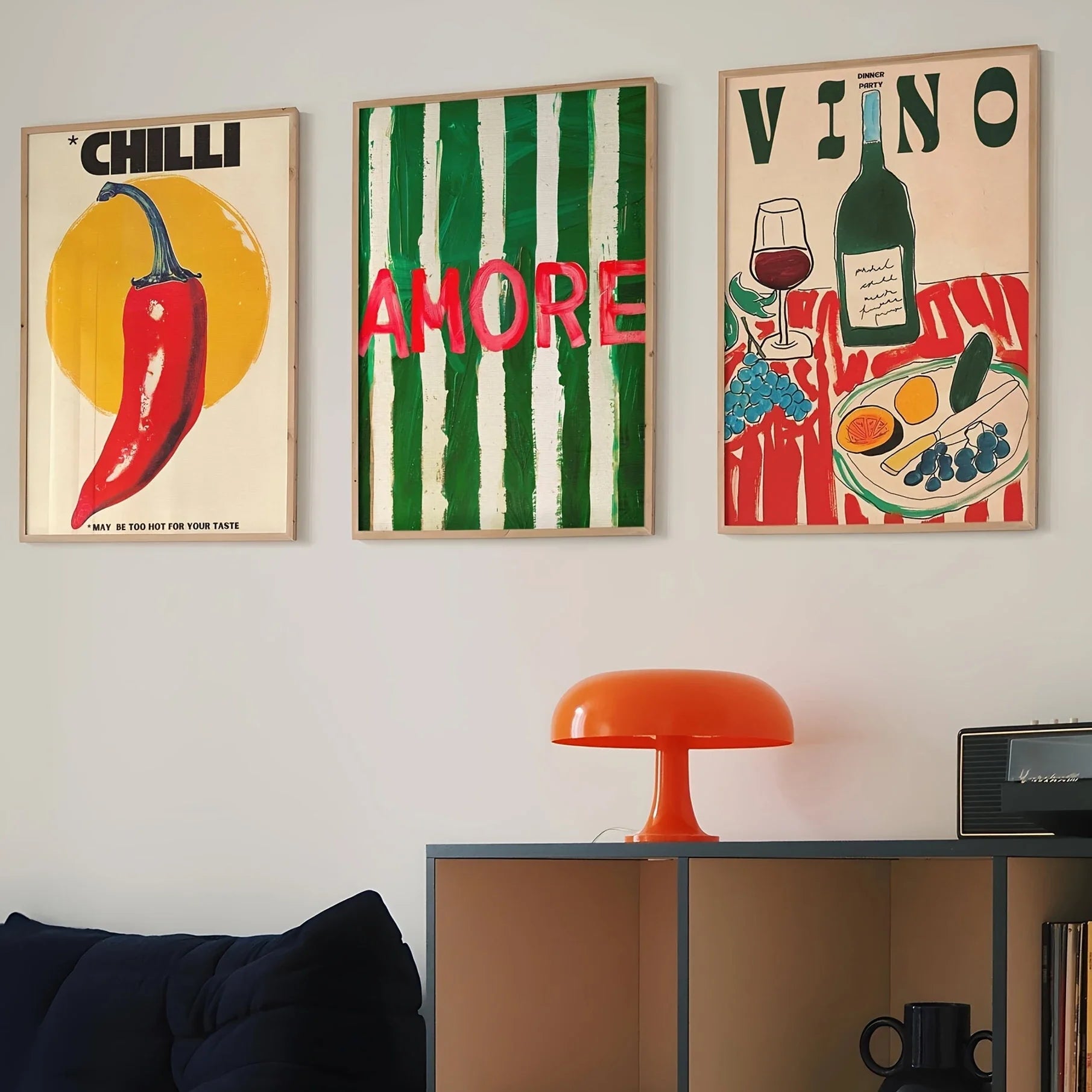 Amore Green Striped – Leinwandbild mit Vino, Wine Glass & Chili